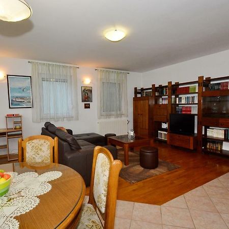 Apartman Vanja Omis Bagian luar foto