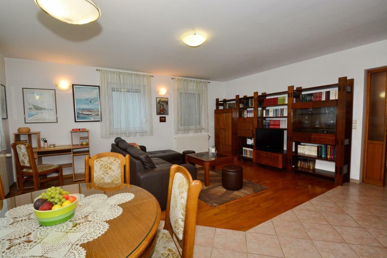Apartman Vanja Omis Bagian luar foto
