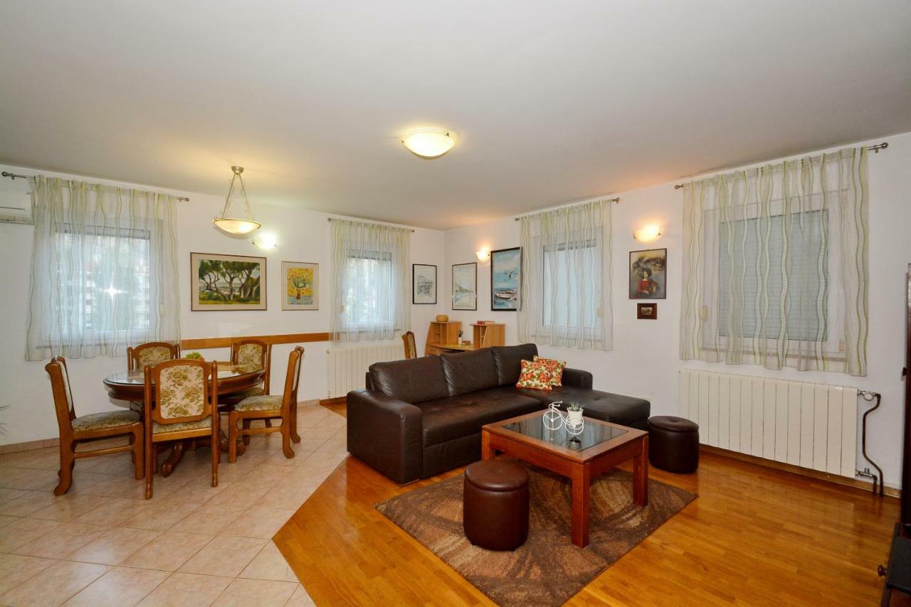 Apartman Vanja Omis Bagian luar foto