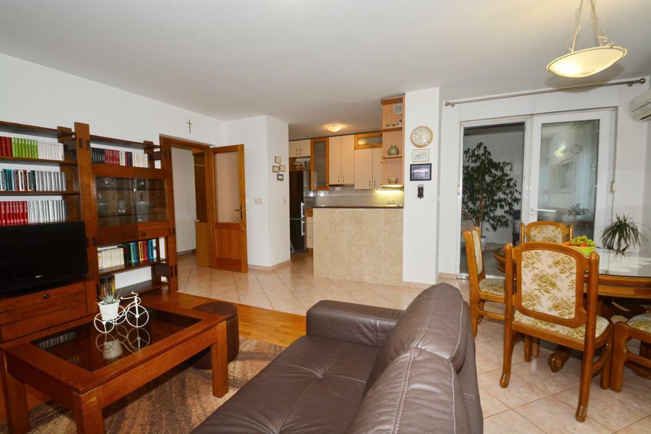 Apartman Vanja Omis Bagian luar foto