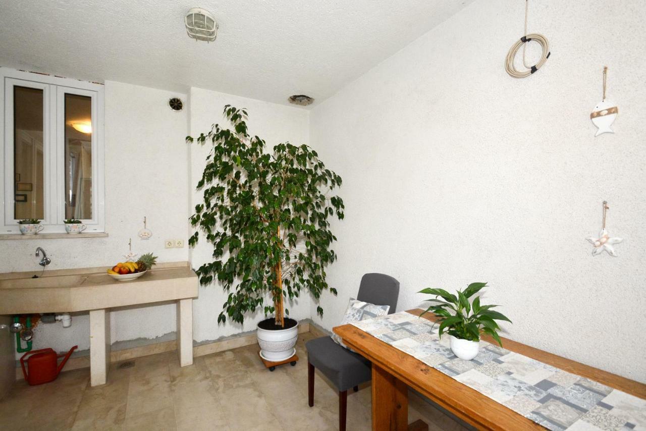Apartman Vanja Omis Bagian luar foto